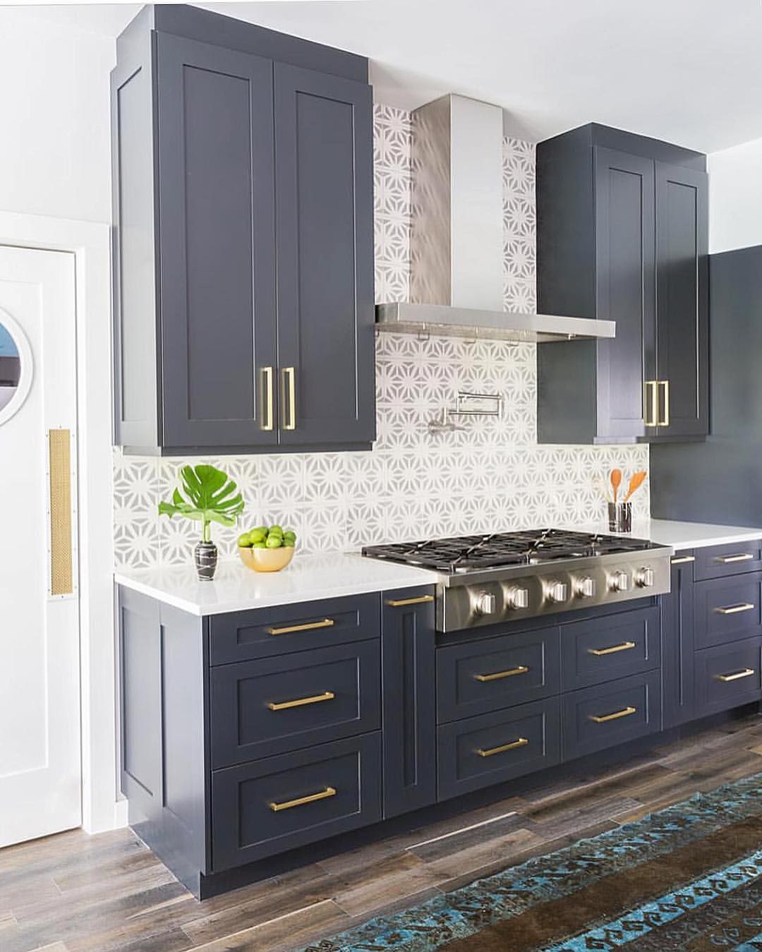 Featured image of post Grey Cabinets Navy Backsplash